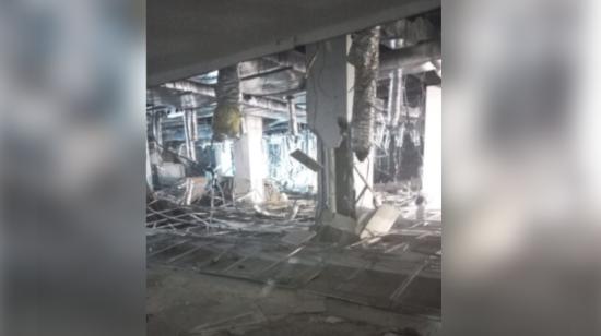 Imagen del colapso de una estructura en un centro comercial de Quito, el 24 de mayo de 2022.