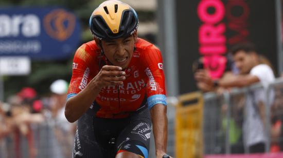 Santiago Buitrago festeja su triunfo en la Etapa 17 del Giro de Italia, el 25 de mayo de 2022.