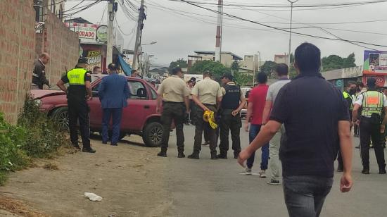 Imagen de la escena donde quedó el vehículo con la fiscal de Manabí, Luz Marina Delgado, tras ser acribillada el 25 de mayo de 2022. Fiscalía se pronunció.