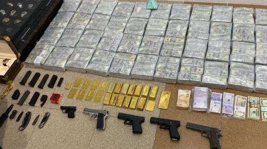 La Fiscalía halló armas, dinero y lingotes de oro en un operativo en Guayas, Manabí y Santa Elena, el 25 de mayo de 2022.