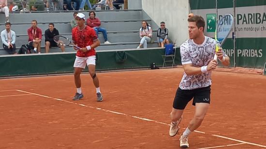 Los tenistas Gonzalo Escobar y Ariel Behar durante la primera ronda de Roland Garros, el 25 de mayo de 2022.