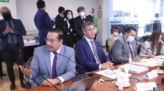 Hernán Ulloa (izq.), presidente del Cpccs, y Fausto Morillo, presidente encargado de la Judicatura, durante una comparecencia a la Comisión de Participación Ciudadana de la Asamblea, el 25 de mayo de 2022.