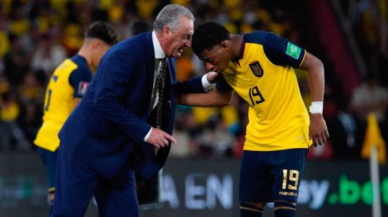 Gustavo Alfaro habla con Gonzalo Plata durante el partido ante Argentina, en el Estadio Banco Pichincha, el 29 de marzo de 2022.