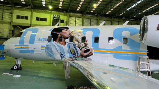 Vista del Tango D10s, el avión que homenajea a Diego Armando Maradona.