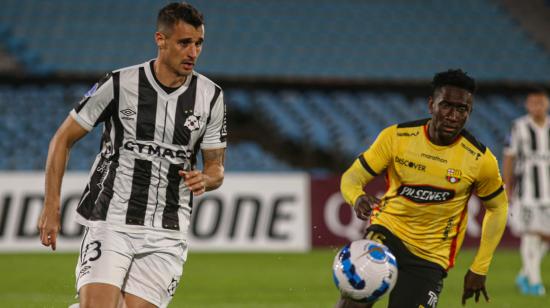 Jonathan Lacerda (i) de Montevideo Wanderers, disputa el balón con Jonathan Perlaza de Barcelona, en el estadio Centenario, el 25 de mayo de 2022.