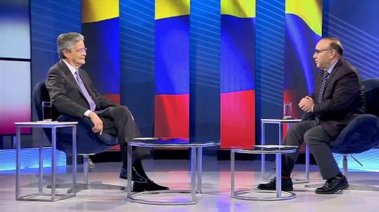 El presidente Guillermo Lasso, durante una entrevista con el periodista Rafael Cuesta, la noche del 25 de mayo de 2022.