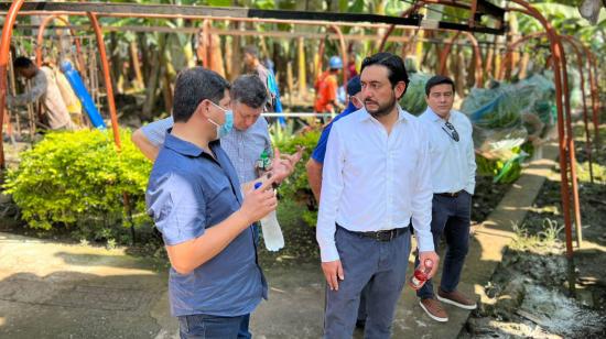 El viceministro de Comercio Exterior, Daniel Legarda, recorre una plantación bananera, junto con jefes negociadores, el 9 de mayo de 2022.