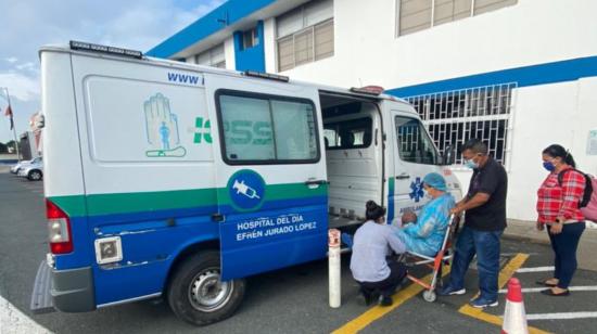 Traslado de dos pacientes desde Galápagos a una casa de salud de Guayaquil, el 22 de mayo de 2022.