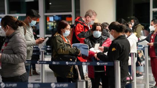 Turistas entrando a Ecuador en el Aeropuerto Mariscal Sucre, en Quito, el 26 de mayo de 2022