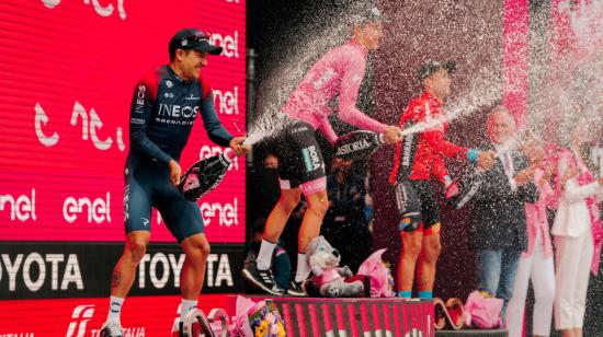 Richard Carapaz celebra en el podio el segundo lugar del Giro de Italia 2022, el 29 de mayo.