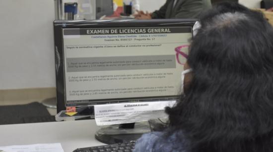 Una mujer rinde el examen para obtener la licencia de conducir, el 25 de mayo de 2022.