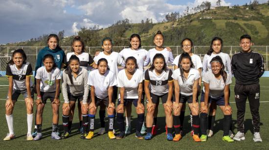 El equipo de Liga Deportiva Universitaria, después de un entrenamiento en la cancha de Liga Barrial La Floresta. 