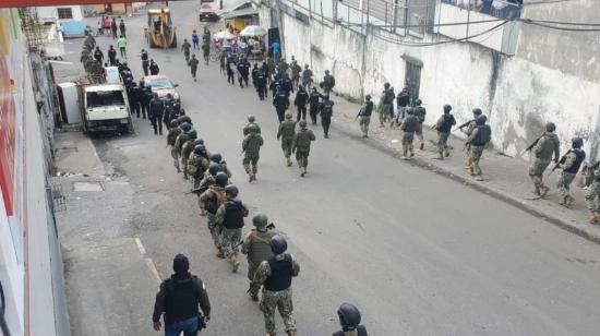 Policías y militares en un operativo conjunto en varios puntos de Esmeraldas, el 25 de mayo de 2022, en el marco del estado de excepción.