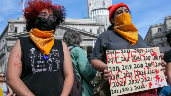 Un grupo de manifestantes en Nueva York exigió mayor control en la venta de armas en Estados Unidos, en una protesta el 26 de mayo de 2022.