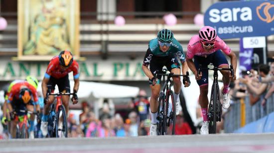 Richard Carapaz lanza un ataque sobre el final de la Etapa 19 del Giro de Italia, el viernes 27 de mayo de 2022. 