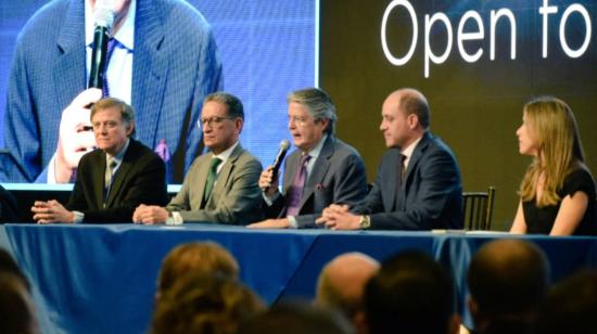 El presidente Guillermo Lasso, junto a miembros de su Gobierno, en el foro Ecuador Open for Business, en noviembre de 2021.