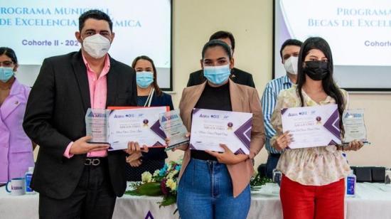 Un grupo de beneficiarios de las becas de excelencia del Municipio de Guayaquil recibió reconocimientos del Tecnológico ARGOS por su buen desempeño académico, el 19 de abril de 2022.