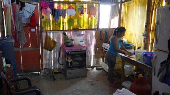 Una mujer cocina en su casa, ubicada en Monte Sinaí, el 10 de noviembre de 2022.