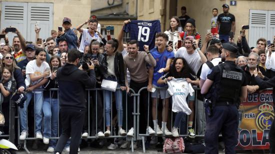 Aficionados del Real Madrid dan la bienvenida a los jugadores del equipo a su llegada al hotel en Chantilly, al norte de París, el 26 de mayo de 2022.