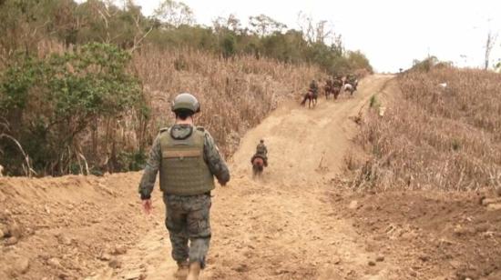 Militares ingresando al cerro de Montecristi, donde fue ubicado un radar antinarcóticos, en octubre de 2021.