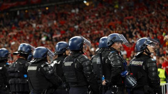 La policía antidisturbios francesa frente a la afición del Liverpool al término de la final de la Champions League, el 28 de mayo de 2022.