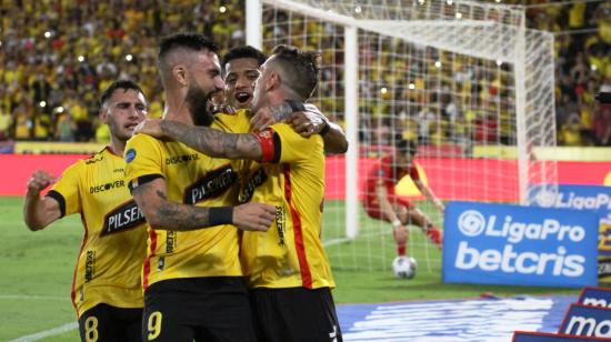 Los jugadores de Barcelona se abrazan y festejan el gol de Damián Díaz frente a Cumbayá, el 29 de mayo de 2022.