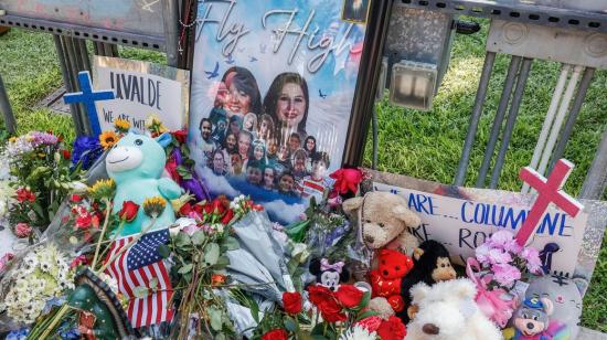 Ofrendas florales reposan en un memorial a las víctimas del tiroteo de la escuela de Texas, Estados Unidos, el 28 de mayo de 2022. 