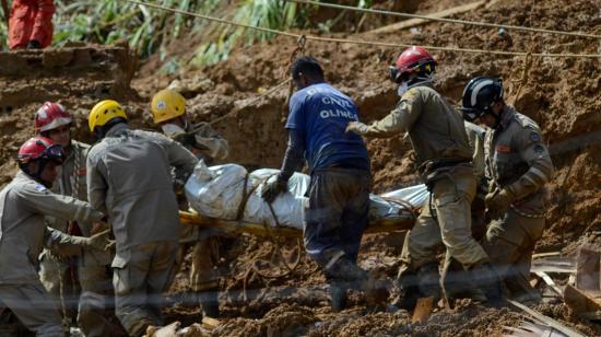 Bomberos cargan los restos de uno de los fallecidos producto de los deslaves y lluvias en la ciudad de Jaboatão dos Guararapes (Brasil), el 29 de mayo de 2022. 