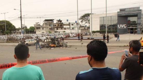 Imagen de la explosión de un taxi en los exteriores de la UVC Florida, norte de Guayaquil, el 29 de mayo de 2022.