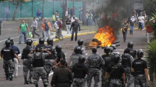 Imagen de archivo de la revuelta policial del 30 de septiembre de 2010, en los exteriores del hospital de la Policía en Quito, donde fue asesinado el policía Froilán Jiménez.