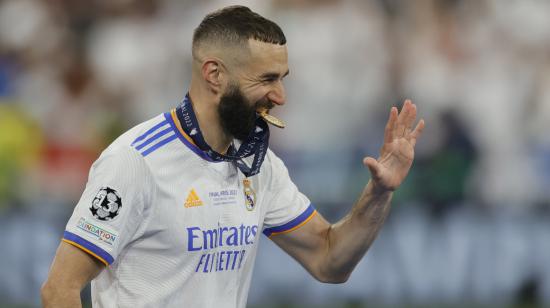 Karim Benzema festeja el título de la Champions League con el Real Madrid, en París, el 28 de mayo de 2022.