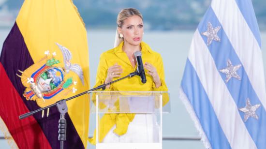 La prefecta de Guayas, Susana González, durante la firma de contrato para el dragado del islote El Palmar, el 17 de mayo de 2022.