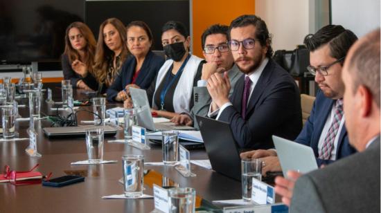 El ministro de Producción, Julio José Prado, junto a empresarias peruanos, el 2 de junio de 2022.