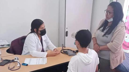 Ciudadanos venezolanos en jornadas médicas organizadas por la Asociación Venezuela en Ecuador, el 28 de mayo de 2022. Sus dirigentes temen a deportaciones.