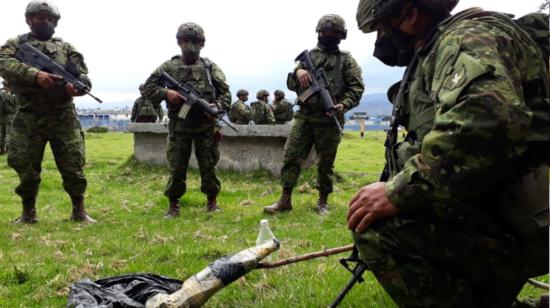 Militares hallaron un arma y municiones en los exteriores de la Cárcel de Cotopaxi, el 24 de febrero de 2022.