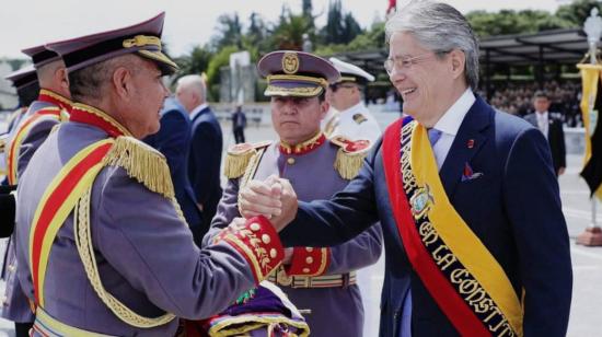 El presidente Guillermo Lasso saluda con los jefes militares durante la ceremonia de posesión del Alto Mando, el 31 de mayo de 2022.