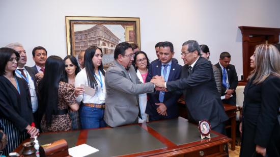 Virgilio Saquicela, el flamante presidente de la Asamblea Nacional, tomó posesión en el despacho presidencial del Parlamento, la noche del 31 de mayo de 2022.