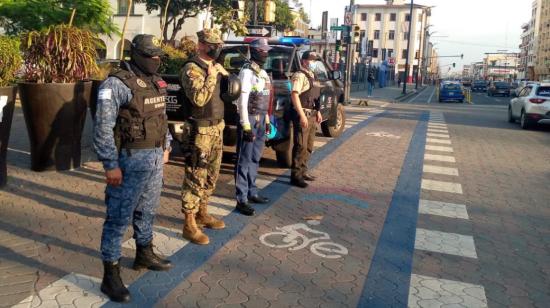 Policías metropolitanos y agentes de tránsito del Municipio, en un PUMA en la avenida Machala, centro de la ciudad, el 31 de mayo de 2022.