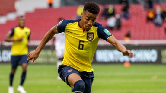 Byron Castillo, jugando con la selección ecuatoriana en el estadio Rodrigo Paz Delgado, en Quito.