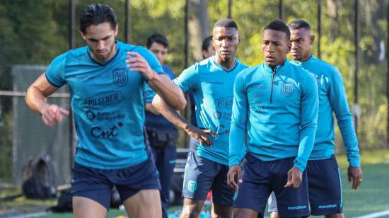 Jugadores de la selección ecuatoriana entrenando en Nueva Jersey el 29 de mayo de 2022.