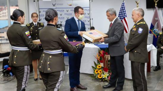 Representantes de la Embajada de Estados Unidos entregan polígrafos y otros equipos tecnológicos al ministro del Interior, Patricio Carrillo, en Quito, el 1 de junio de 2022.