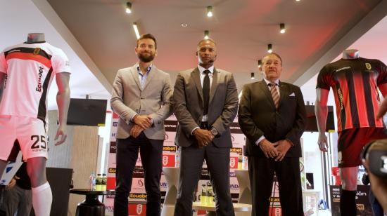 Sebastián Palacios (i), ministro del Deporte, Antonio Valencia (m), fundador de AV25, y Wilson Villarreal, presidente del equipo, durante la presentación de AV25, el 2 de junio de 2022.