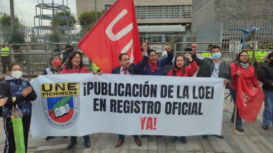 Un grupo de maestros de la UNE se concentró en los exteriores de la Asamblea Nacional, en Quito, el 2 de junio de 2022, para exigir la publicación de las reformas a la LOEI en el Registro Oficial.