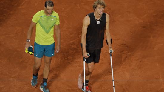 Rafael Nadal acompaña a Alexander Zverev a despedirse del público de Roland Garros, después de lesionarse y tener que abandonar en las semifinales, el 3 de junio de 2022.