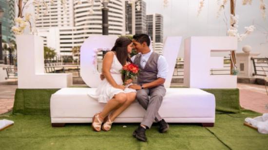 Una pareja contrae matrimonio en Guayaquil, en 2022.