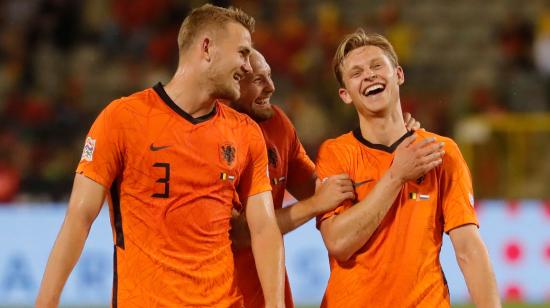 Matthijs de Ligt, Daley Blind y Frenkie de Jong de Países Bajos celebran ganar el partido de fútbol de la Liga de Naciones de la UEFA ante Bélgica, el 3 de junio de 2022.