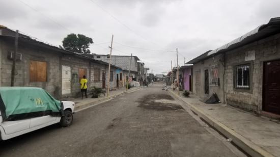 Un hombre camina por las calles del Guasmo Sur, en Guayaquil, el 14 de enero de 2022.