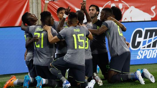 Los jugadores ecuatorianos festejan un gol ante Nigeria, en New Jersey, el 2 de junio de 2022.