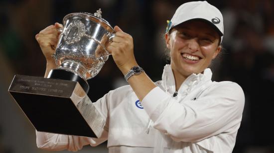 La tenista polaca Iga Swiatek celebra con el trofeo, luego de ganar la final femenina del Abierto de Francia, el 4 de junio de 2022.