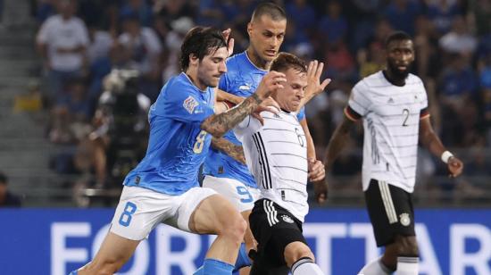 El italiano Sandro Tonali disputa una pelota con el alemán Joshua Kimmich, en un partido disputado en Boloña, el 4 de junio, por la Nations League.